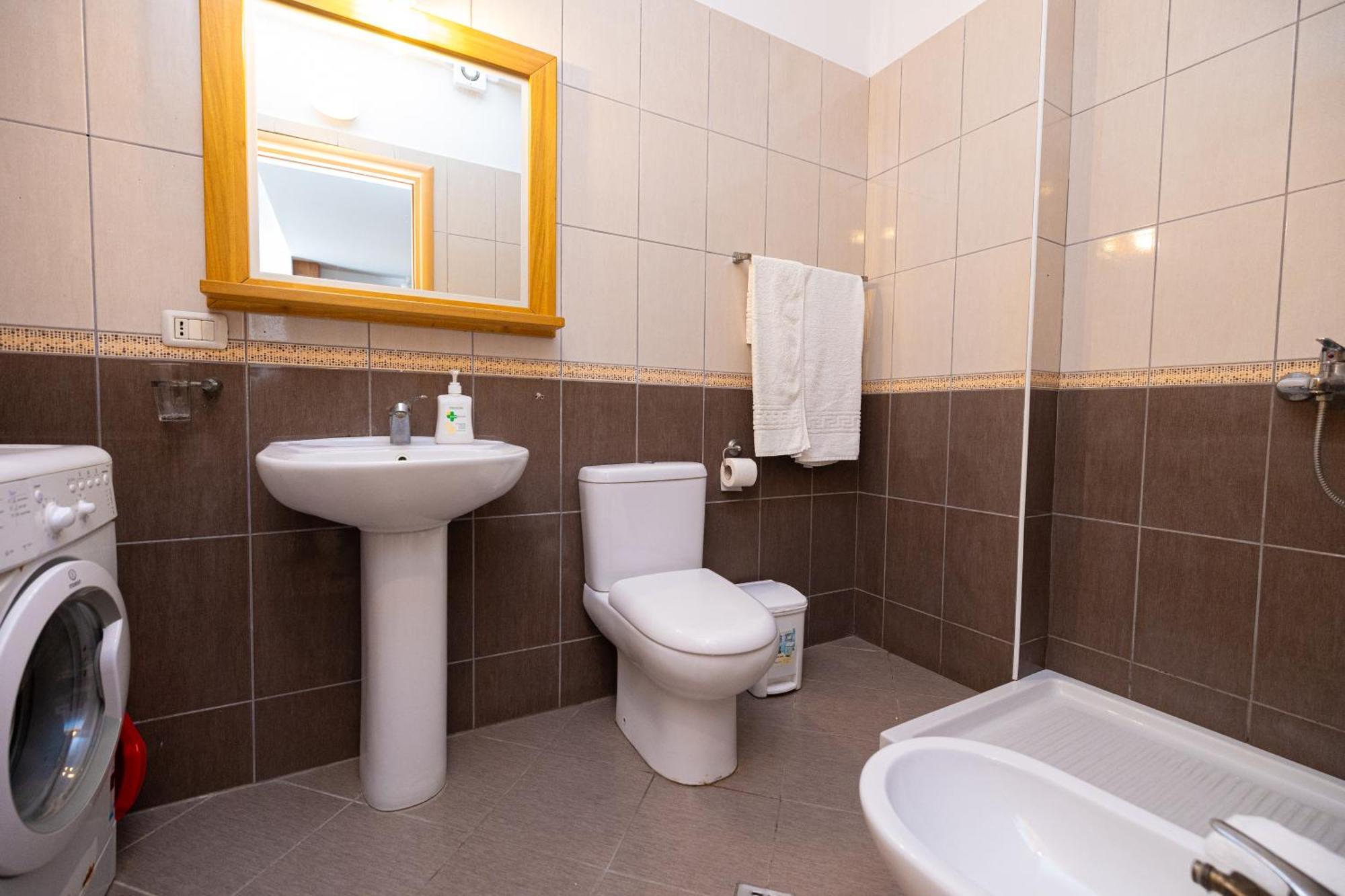 Lucas Apartments Rental Vlorë Esterno foto