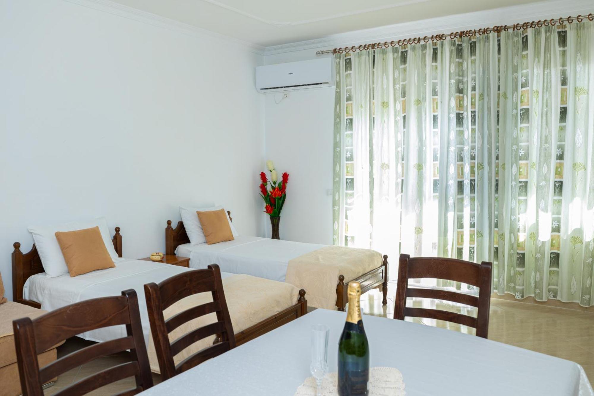 Lucas Apartments Rental Vlorë Esterno foto